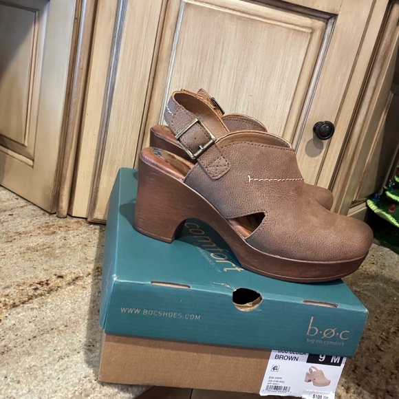 b.o.c. Women's Brown Clogs - Picture 1 of 1